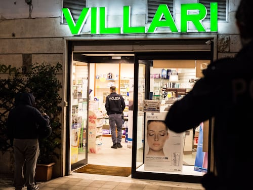 Farmacista romano spara un colpo in aria e mette in fuga il rapinatore