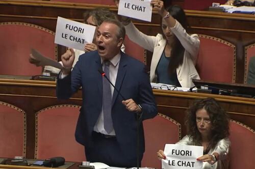 Sceneggiata M5s in Senato: bagarre e cartelli su Delmastro, occupati i banchi del governo