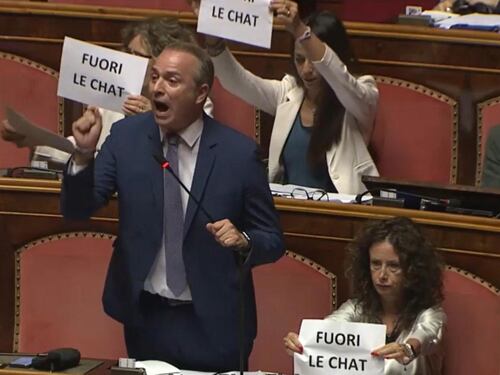 Sceneggiata M5s in Senato: bagarre e cartelli su Delmastro, occupati i banchi del governo