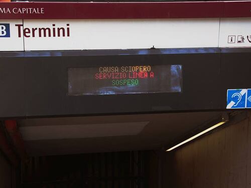 Metro chiuse, bus e tram a singhiozzo Roma bloccata dallo sciopero dei trasporti