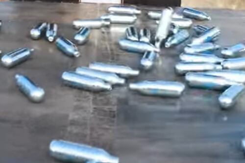 Gas esilarante, ragazzo muore dopo l'inalazione: cos'è la "droga della risata"