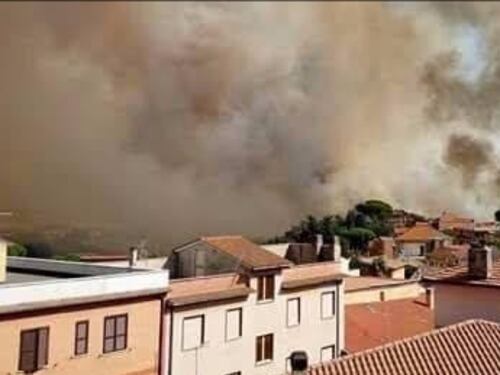 A Roma incendi senza fine, evacuato il centro storico di Capena