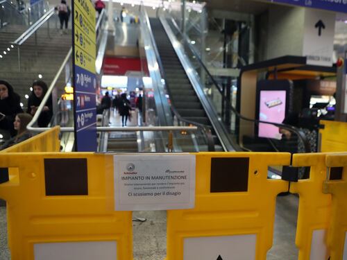 Termini, fumo dalla scala mobile: impianto bloccato