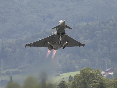 Aereo da Milano a Palermo non risponde alla radio: in volo i caccia Eurofighter