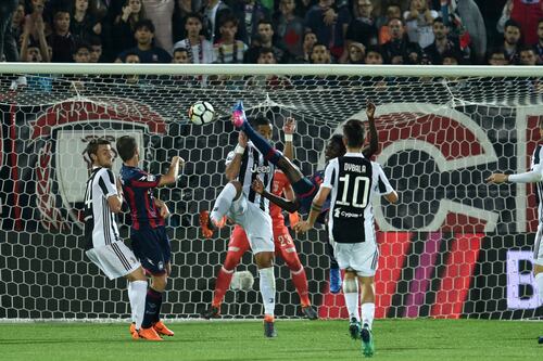 Una rovesciata ferma la Juve, il Napoli si avvicina: -4