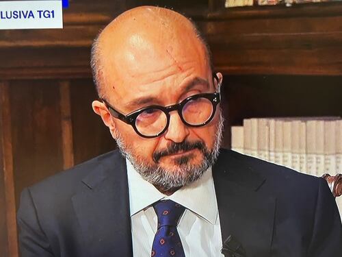 Tg1, Sangiuliano scoppia in lacrime: "Chiedo scusa a mia moglie e a Giorgia Meloni"