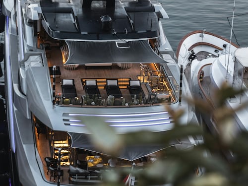 Grecia, mega yacht da 19 milioni affonda: "Il portellone era aperto", spunta il video