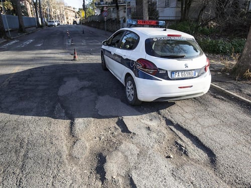 Roma, class action Codacons contro le buche: non vedente cade e si rompe la dentiera