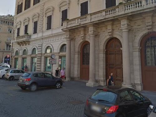Prova a riparare l'ascensore e cade nel vuoto. Portiere muore sul colpo a Roma
