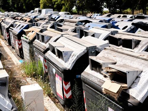 Roma butta via altri soldi dei cittadini per i cassonetti: Gualtieri chiede 300 milioni per i bidoni intelligenti