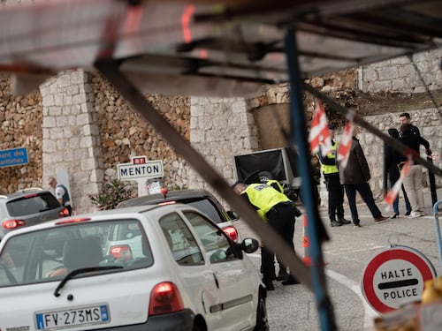 Migranti, la Francia militarizza il confine a Ventimiglia: schierato l’antiterrorismo