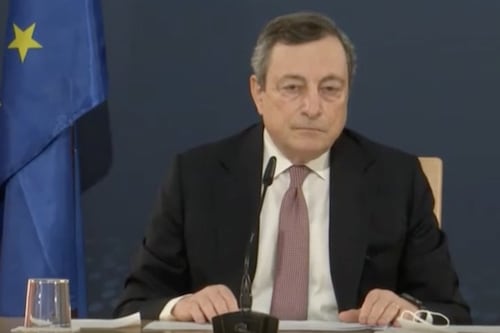 Anche il pavone non ne può più del coprifuoco. Così risponde a Draghi