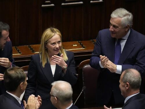 Sondaggio, su la fiducia per Meloni e governo. Colpo Forza Italia: dove arriva