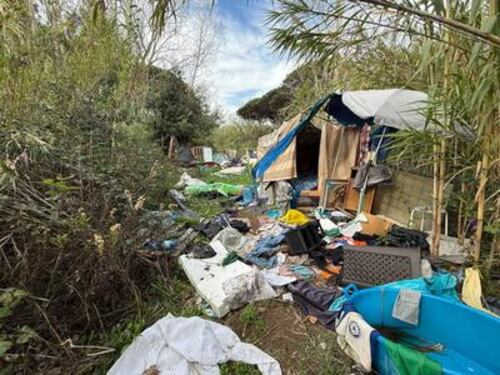 Ostia nel degrado: pineta delle Acque Rosse tra baracche e discariche