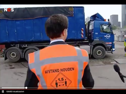 Il premier olandese Rutte getta la maschera e urla all'operaio: "Non darò i soldi agli italiani" (VIDEO)