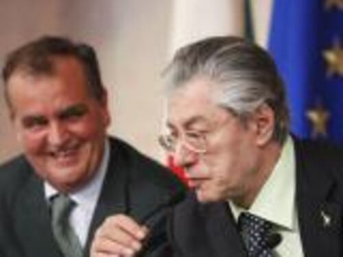 Bossi sfida Napolitano: "I ministeri restano là"