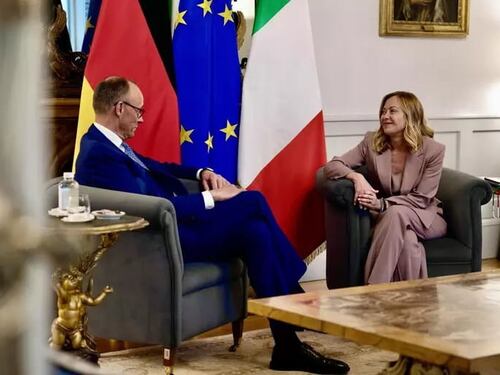 L'idillio Meloni-Merz "scarica" Macron: convergenza su politiche immigrazione, difesa e green deal