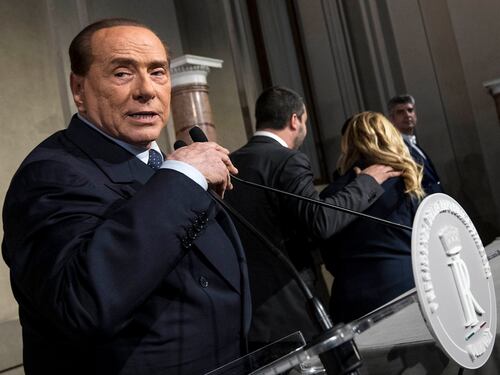 Forza Italia: "Piena legittimazione politica per Berlusconi". Ma i 5 Stelle dicono no