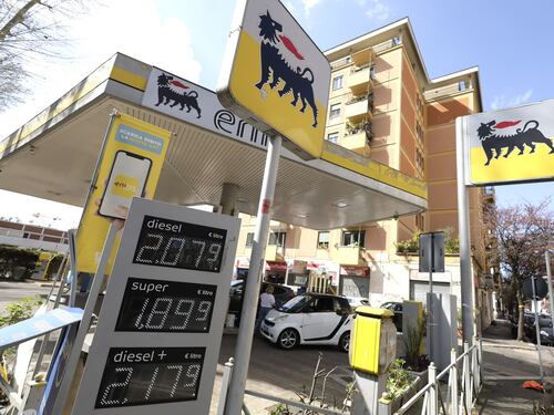 Prezzi benzina, salgono ancora le medie alla pompa. Giù il diesel