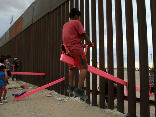Usa-Messico, quelle altalene "abbattono" il muro