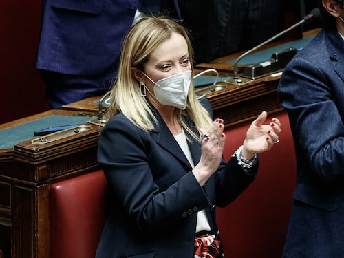 Anche Giorgia Meloni applaude Sergio Mattarella. I grandi elettori si spellano le mani