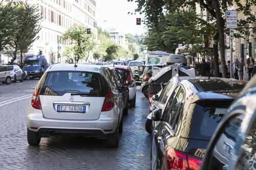 Marmitte rubate a Roma, ladri scatenati: cosa c'è dietro ai furti