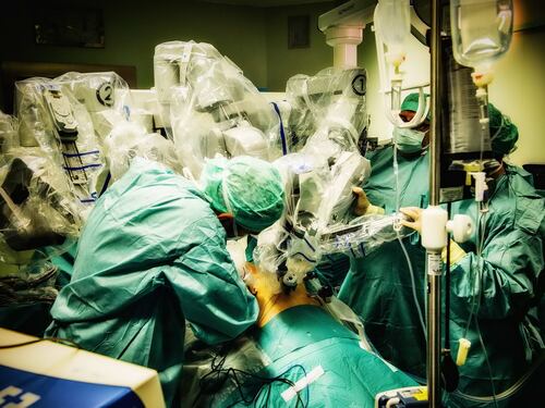 Genova, radiato dall'ordine dei medici continuava a operare: chirurgo plastico indagato dai Nas