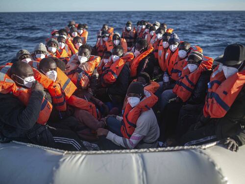 Migranti, il giudice salva l’Ong. Ma Mario Draghi ha un piano contro le partenze dalla Libia