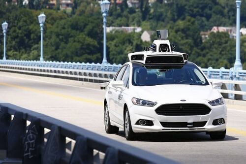 Auto di Uber a guida autonoma investe e uccide una donna. Sospesi tutti i test