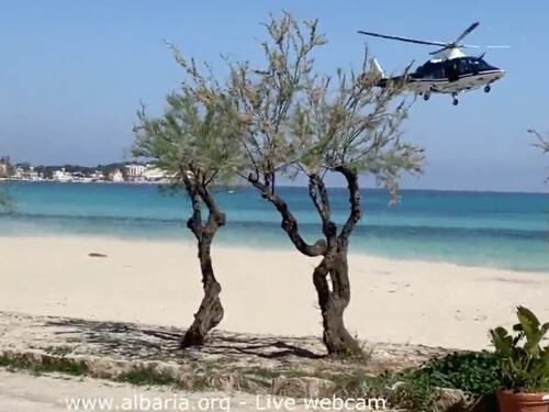 Palermo, prende il sole in spiaggia. Serve l'elicottero dei carabinieri per mandarlo via