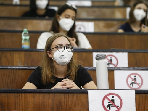 Il test di medicina anche quest'anno è una farsa: tutti copiano, ecco le prime denunce