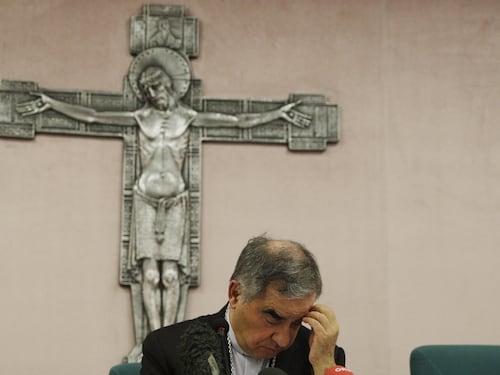 Magistrati porci, chat criptate e interferenze sulle indagini: le carte contro Becciu e il “marcio sistema predatorio”