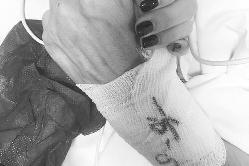 Max Biaggi, la prima foto dall'ospedale. Bianca Atzei: tutto si aggiusterà