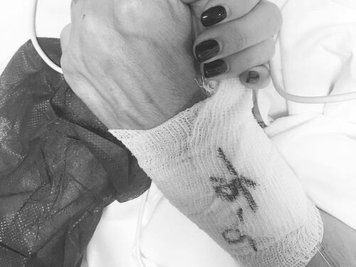 Max Biaggi, la prima foto dall'ospedale. Bianca Atzei: tutto si aggiusterà