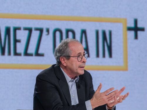 Covid, Crisanti torna alla carica con le chiusure: isolamento da ripristinare