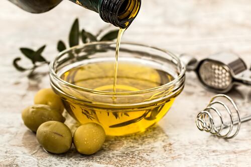 Crolla la produzione d’olio in Italia. Allarme di Coldiretti: prezzi alle stelle e aziende in ginocchio