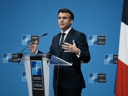 Francia, gli 007 accusano la Russia sulle cimici dei letti: la fake news virale scatena la psicosi