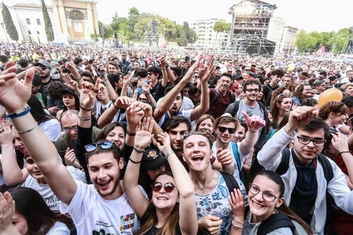 Concertone tra musica e polemiche. Lo Stato Sociale prende a "pallonate" il ministro Poletti