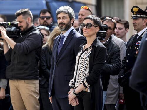 Colf in nero, la compagna di Fico cita Guccini: "Verità cercate per terra da maiali"