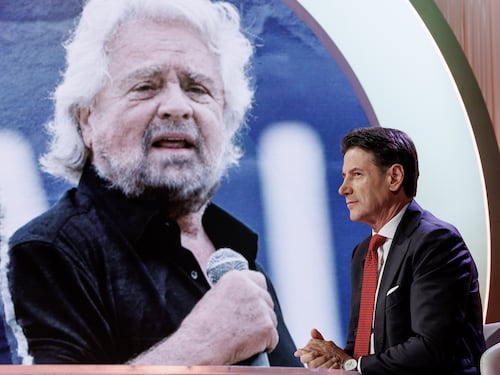 Grillo all'attacco: "Conte uomo giusto per il Pd". La lettera di referenze a Schlein
