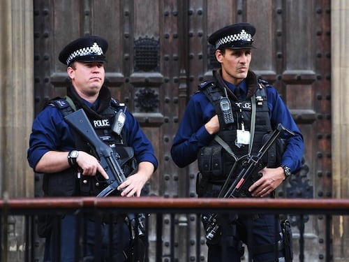 Terrorismo, Londra alza l'allerta. L'ambasciata Usa: "Evitate luoghi turistici, chiese e trasporti"