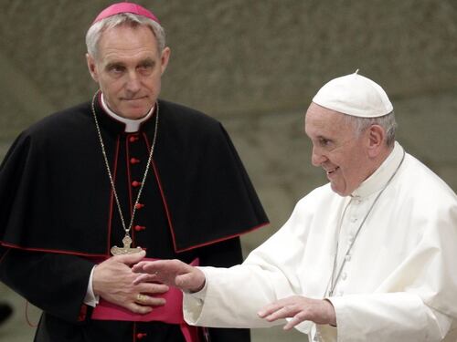 Papa Francesco striglia padre Georg: "Senza umanità", retroscena su Ratzinger
