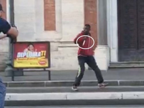 Roma, indagato il poliziotto di Termini. Ma i cittadini sono dalla sua parte