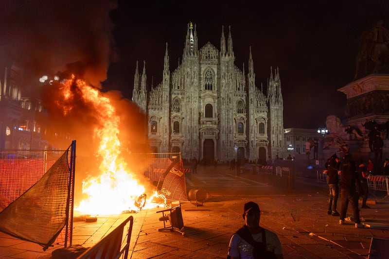 Milano devastata da teppisti e maranza: sessanta fermati dopo la guerriglia del corteo
