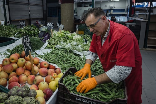Mercato Trieste, datterini a peso d'oro. I commercianti: "Mi vergogno a venderli"