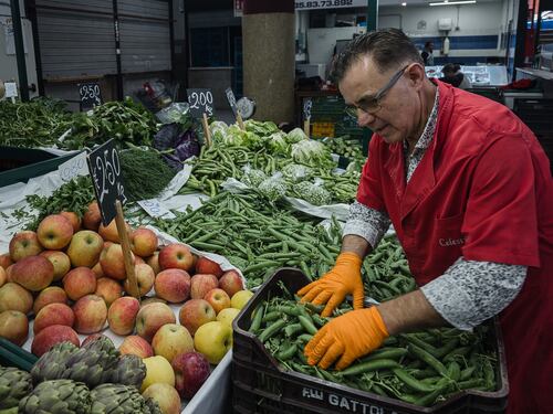 Mercato Trieste, datterini a peso d'oro. I commercianti: "Mi vergogno a venderli"