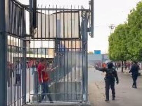 Finale di Champions League, la polizia francese e lo spray sui tifosi del Liverpool