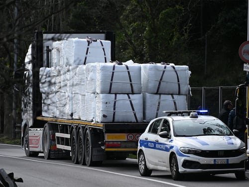 Salerno, tir di ecoballe perde il carico: travolto un ciclista