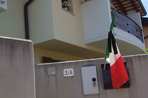 Bandiere a mezz'asta per le vittime del Covid. E Draghi va a Bergamo