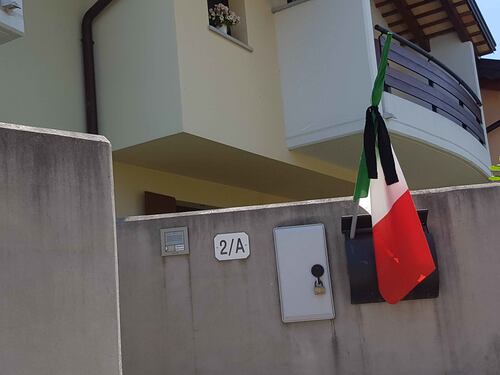 Bandiere a mezz'asta per le vittime del Covid. E Draghi va a Bergamo